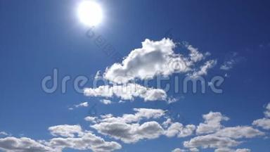 延时4K，太阳高悬在蓝天白云之上.. 美丽的云景。 阳光透过云